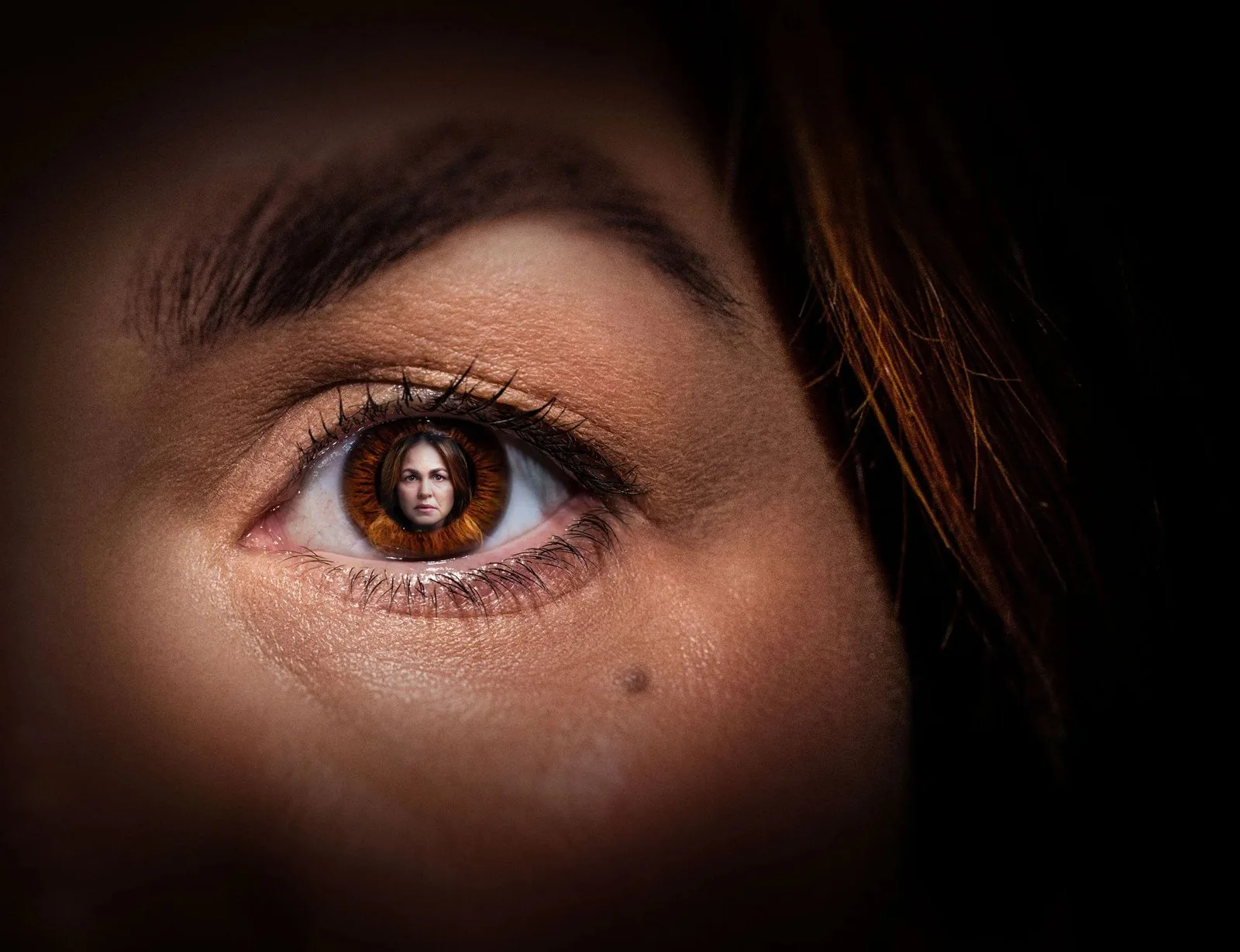Before I Go To Sleep artwork: a close up of a woman's brown eye, with a small portrait of a woman's face reflected in the iris