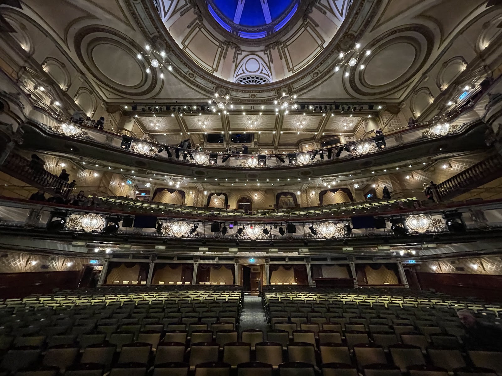 Victoria Palace Theatre — photo 1